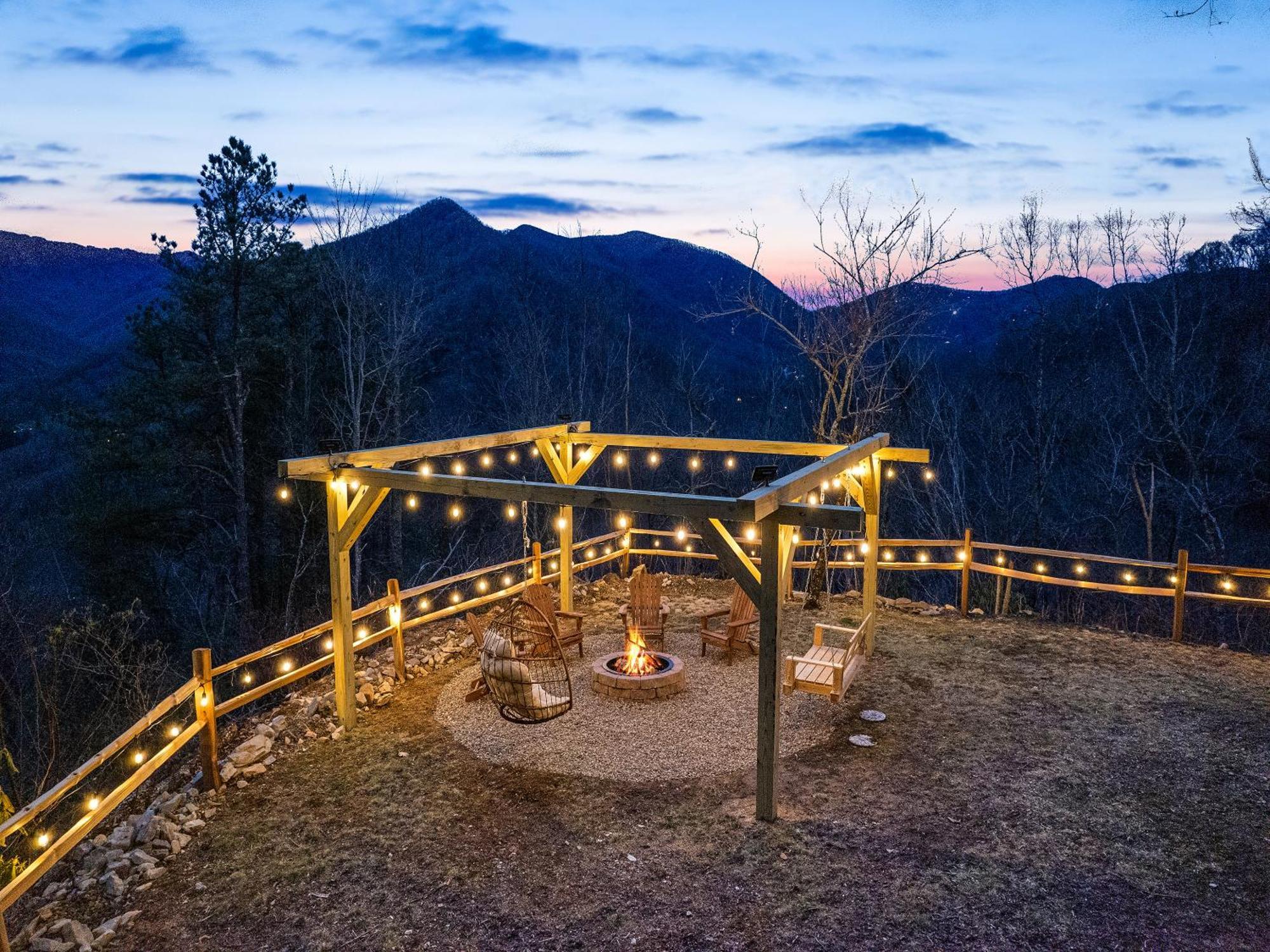 Maggie Valley Cabin With Beautiful Mountain Views, Hottub, Pet Friendly, Gameroom, Fireplace エクステリア 写真